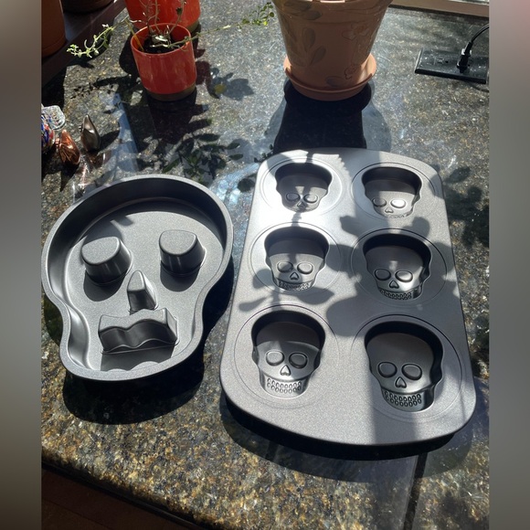 NWOT - Skull Shaped Baking Molds - Picture 1 of 6